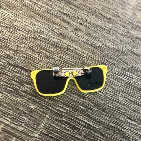 Vtg Pair of  Pins - Picture 3 of 10